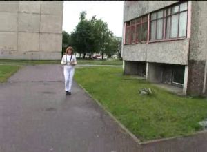 Со свекрухой невестка делает уборку дома а потом вдвоём занимаются сексом